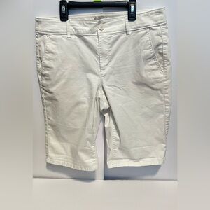 LOFT Outlet Women’s White Mid- Rise  Bermuda Shorts Size 10